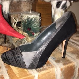 High heel. White House /Black Market